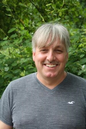 Ein Bild des Erziehers Andreas Purtauf. Er trägt einen Oberlippenbart und hat graue Haare. Auf dem Bild trägt er ein dunkelgraues T-Shirt.