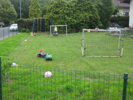 Der Garten bei der Tagesmutter Kerstin Dönges. Hier sind Fahrzeuge, Schaukeln und Tore zum Fußball spielen zu finden.
