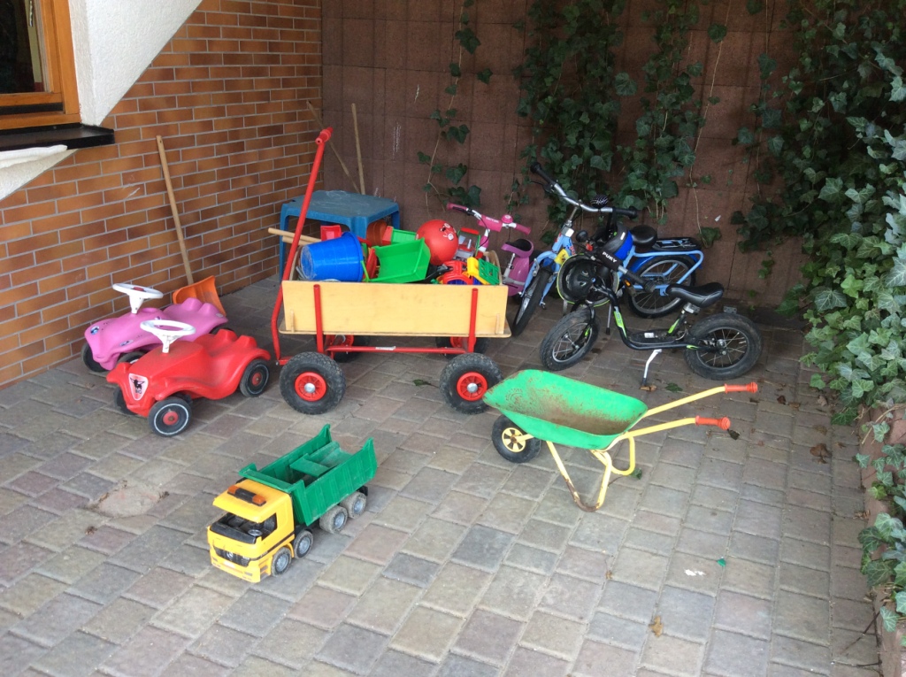 Der "Fuhrpark" bei Tagesmutter Gisela Kersting bietet den Kindern große Baufahrzeuge und Schubkarren, Bobbycars und Fahrräder. Auch ein Bollerwagen steht hier zur Verfügung.