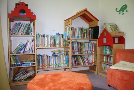 Ein Blick auf die Bücherregale der kleinen Bücherei in der Kita Eibach