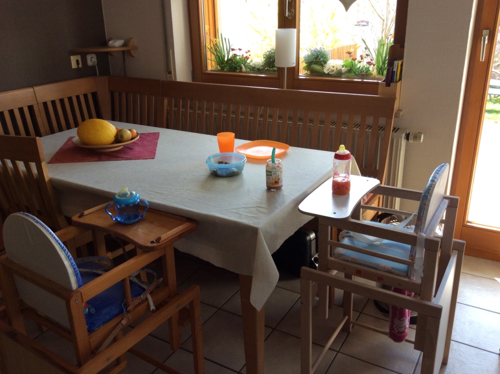 In der Küche findet sich eine Sitzgruppe mit Eckbank und zwei Kinderhochstühlen für das gemeinsame Essen