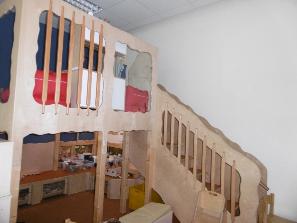 Über eine Treppe können die Kinder den Spielbereich in der 2. Ebene des Gruppenraumes erreichen. Darunter findet sich ein weiterer Spielbereich