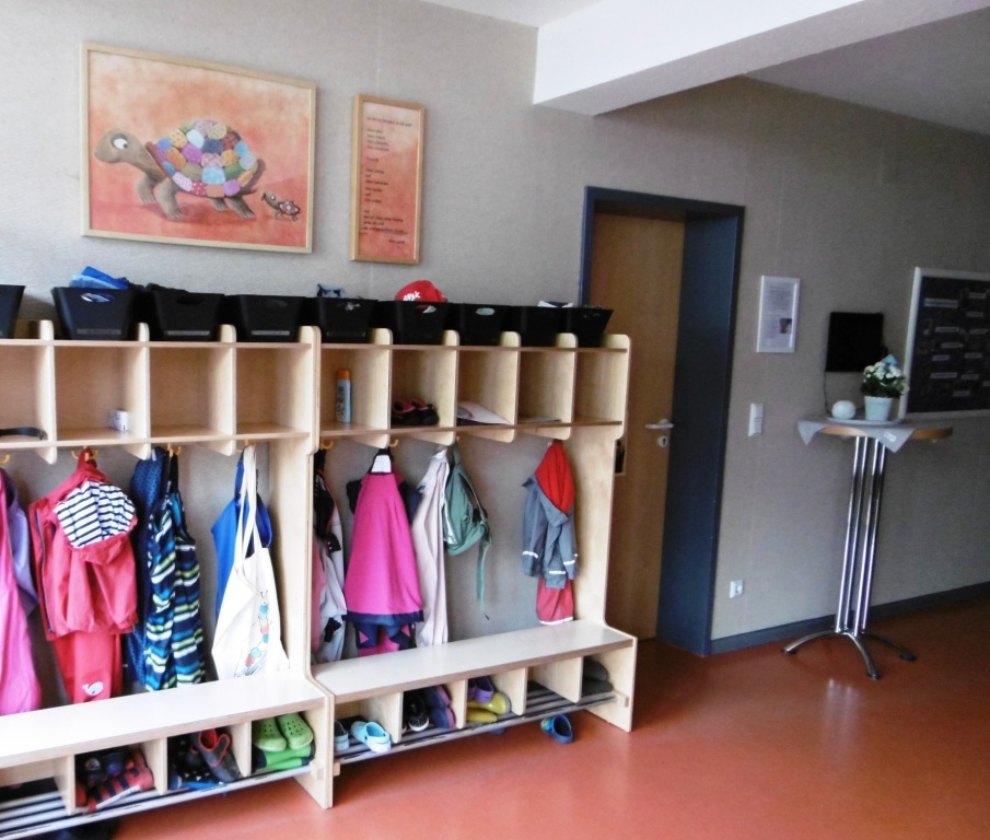 Im Flur der Ev. Kita Oberscheld gibt es Aufbewahrungsmöglichkeiten für Jacken, Mützen und Schuhe der Kinder. Jedes Kind hat hier seinen eigenen kleinen Bereich für seine Sachen