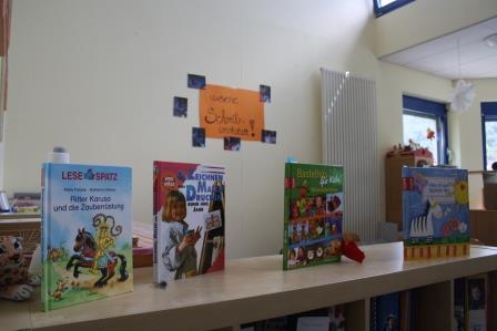 Ausgestellte Kinderbücher stehen auf Bücherregalen in der Schreibwerkstatt