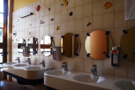 Der Waschraum der Kita Farbenfroh: Hier zu sehen sind der Waschbeckenbereich mit den Spiegeln